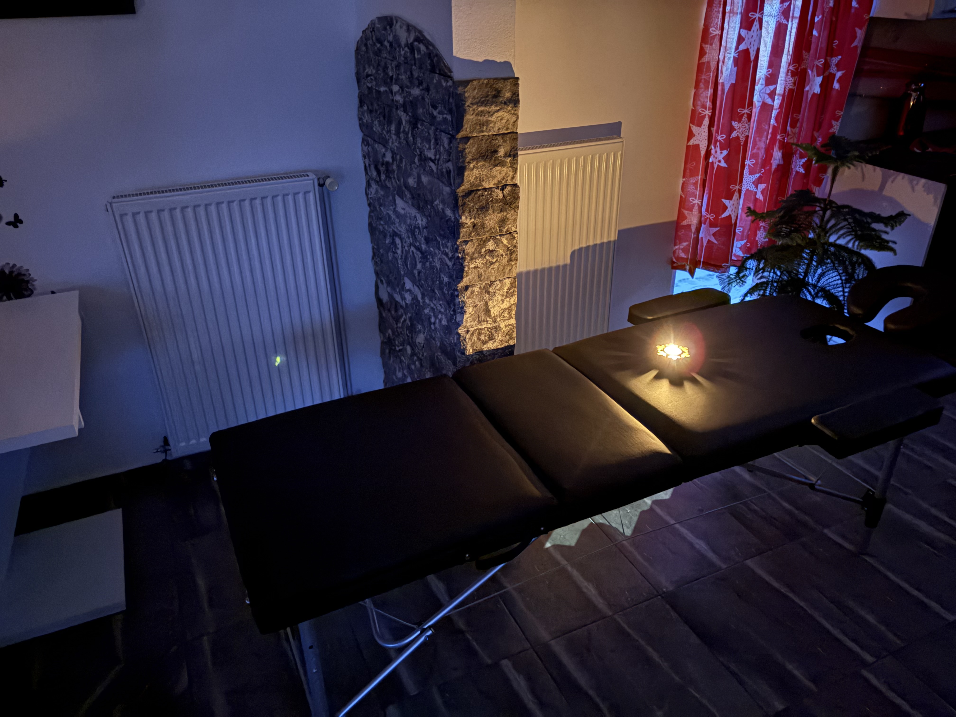 Místnost s lehátkem pro akupresuru